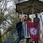 Groepsfoto door J bij het Drents museum te Assen